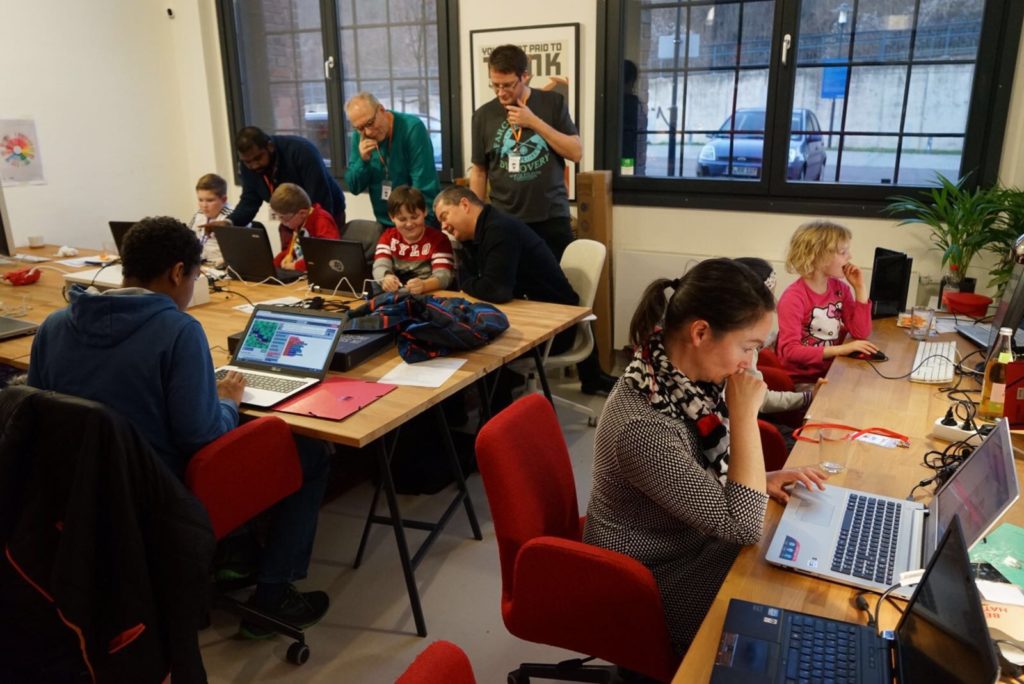 Teilnehmer am diskutieren und fokussiert am werkeln mit Microbit und Calliope Mini.